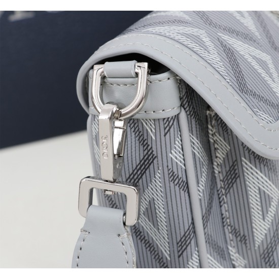 20231126 570 This Safari Messenger Bag is practical and compact, making it easy to carry on a daily basis. Crafted with Dior Grey CD Diamond pattern canvas, inspired by Dior archives, embellished with smooth leather details in the same color tone. The zip