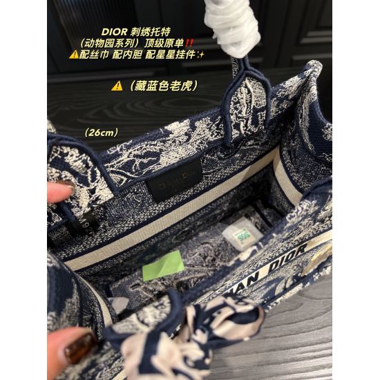 2023.10.07 Large P300 ⚠️ Size 42.34 Medium P290 ⚠️ Size 37.27 Small P280 ⚠️ Size 27.22 Dior Embroidered Tote Bag ✅ Top grade original matching inner liner star pendant, classic atmosphere without losing personality, easy to handle with any combination, it