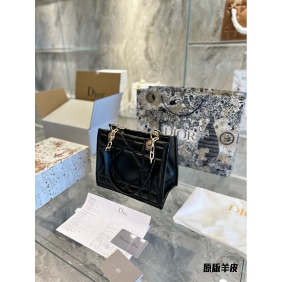 2023.10.07 p315dior 22 Autumn/Winter Women's Bag Tengge tote Commuter Bag Duo Essential Handbag Similar to a smaller Chanel gst, but much lighter than gst. As a commuting bag, it is indeed very practical. Large capacity, black satin cowhide Tengge pattern