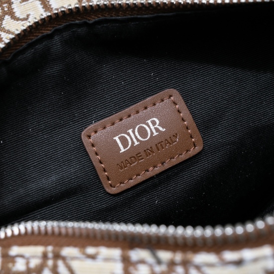 On July 10, 2023, with the original box [Dior homme latest date], the 2022 Pre Fall early spring series saddle bag is launched with a strong push! In the first quarter of Dior's new designer Kim Jones' debut design, there were not only the OPHIDIA vintage