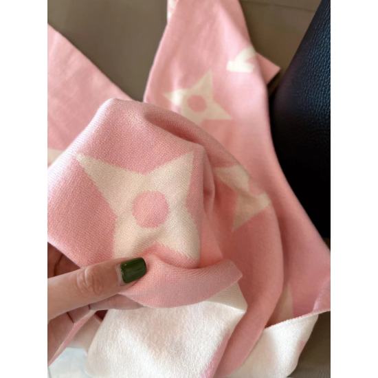 On May 5th, 2023, the most popular pink and white scarf of the year, this LVEssential scarf focuses on major elements, showcasing the brand's heritage with a Monogram pattern and Louis Vuitton logo, paired with soft tassel trim, making it a casual choice 