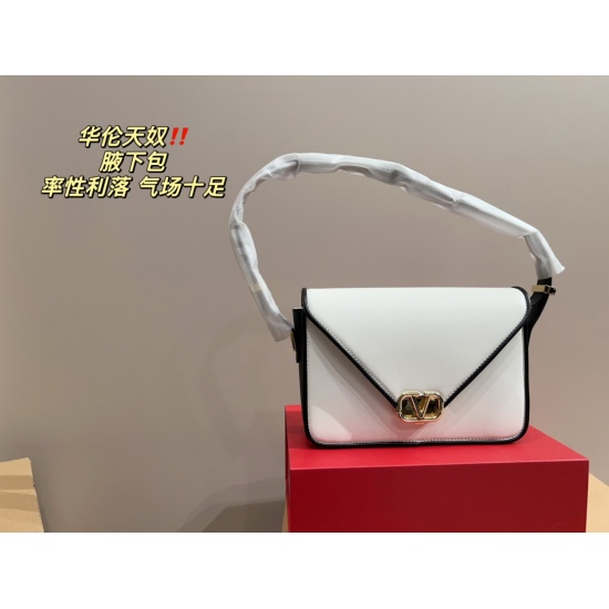 2023.11.10 P215 folding box ⚠️ Size 24.14 Valentino Valentino's underarm bag exudes a sense of sophistication. This looks so impressive on the upper body, and there's no pressure on the back. No girl can refuse such a beautiful bag
