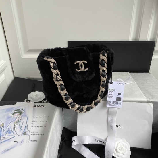 P1210 Chanel Autumn/Winter Diamond Wool AS2257 Fur Bag Bucket Bag Bling Bling~I really like princess like bags that have no resistance at all. The combination of diamonds and fur is incomparable to the style of a socialite fairy ♀️ Size: 16 * 18 * 12cm