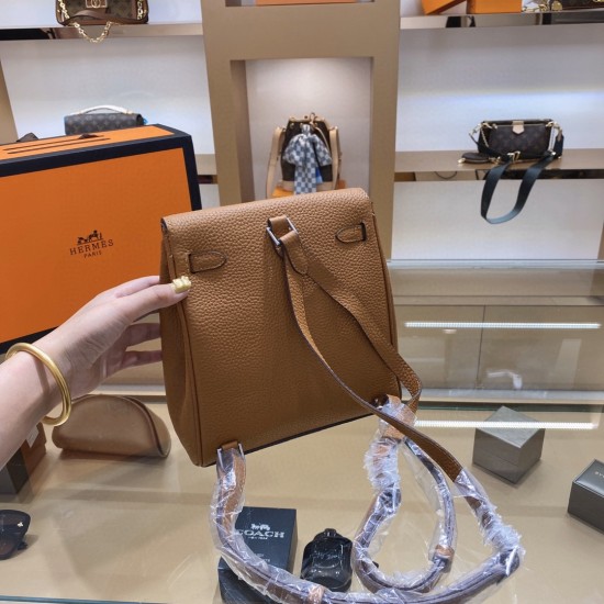 On October 29, 2023, the P235 leather Hermes backpack has the highest recent appearance rate in the entertainment industry and is an eternal classic of the H family Kelly is well packaged and can be easily paired. No matter how she wears it, it looks grea