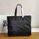 On March 12, 2024, P680 [Top of the line Original] exclusively launched the men's new 2VG07. The 2022 New Tote Bag is made of Re Nylon recycled nylon material and decorated with leather details. The modern material mix and match highlights a distinct styl