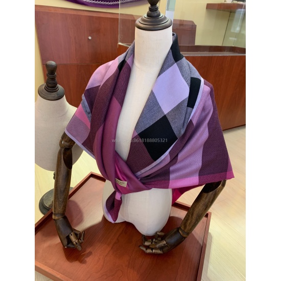 2023.07.03, the factory's bulk shipping agent will always be a trendy brand for babies' running volume ‼️ Bu Classic Grid Thin Encrypted Pattern Velvet Scarf~New All Around Edge Design for Better Management ❤️ A rare classic grid, this grid really lo
