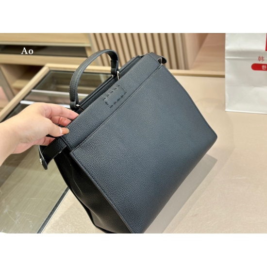 2023.10.26 245 240 Size: 36 * 30cm 30 * 26cm Fendi Men's Platinum Bag 23ss Soft Leather Series Two compartments One side zipper/One side hook!! The cute and mischievous little monster of Ninzang!