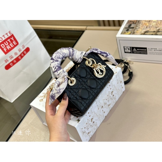 On October 7, 2023, 235 comes with a foldable box, Dior Lady Mini horizontal version of the Diana bag. In early spring 2023, Dior has a new bag type with two straps. I like the short one~a very 