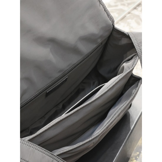 20231128 Batch: 610 Niki_ 32cm nylon style men's and women's salt college style single shoulder crossbody bag with lightweight nylon fabric. The overall low-key luxury and versatile commuting bag shape is casual and can be salted. The black logo design is
