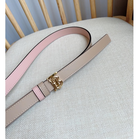 On August 7th, 2023, the new Burberry counter was synchronized with the launch of the new Italian made belt. The selection of versatile dual color design and the gilded plaque buckle presented Thomas Burberry's exclusive logo design. Width: 2.0cm, exquisi