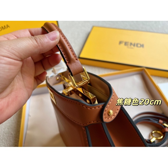 2023.10.26 225 box size: 20 * 15cm (new size) Fendi's new Iseeu super practical small size mobile cosmetic wallet can be put in! I have already planted grass! I feel like this size is just right!