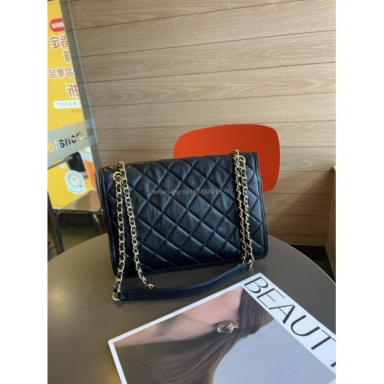 Change Classic Lingge Design Gold Coin Element Flip Bag with High Quality and Soft Texture: One Shoulder Crossbody Stray Material: Top layer Cowhide Model Number: 2011 Size: 30 * 6 * 22Cm