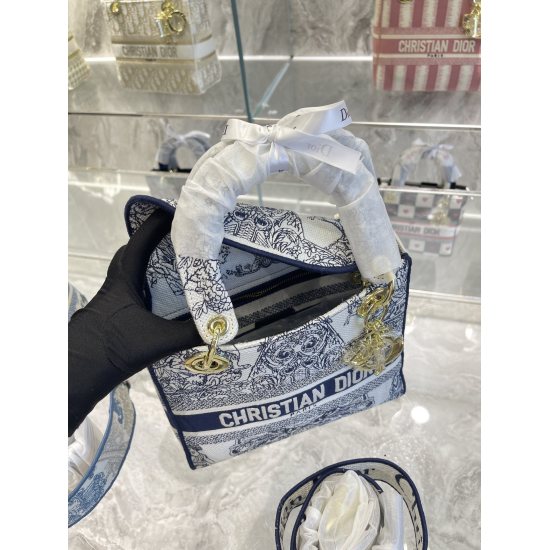 On October 7th, 2023, Dior Princess Embroidery Bag was originally a top-level p360DiorLady Life Constellation Embroidery Limited Edition Bag. In Venice, Macau, a 2022 New Lady Life Milk White Dior Constellation Embroidery Bag was introduced, which can cur