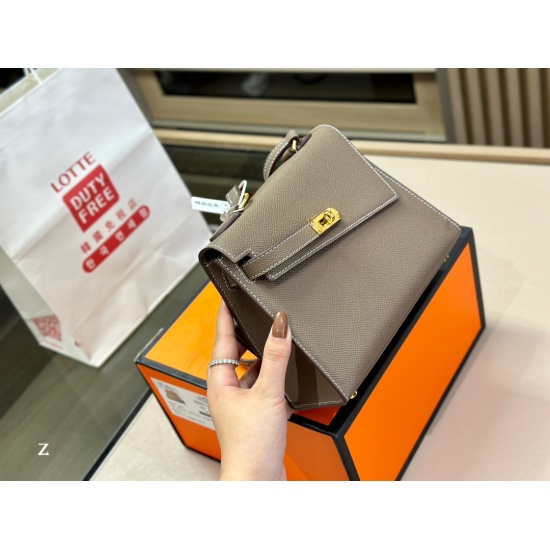 2023.10.29 310 comes with a foldable box size: 20.15cm Hermes Double sided Kelly size is just right! Really, ma'am. Nice looking, ma'am ⚠️  The top layer cowhide bag is particularly textured!