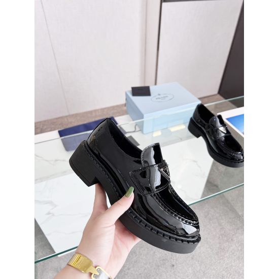 2023.07.07 PRADA ≮ 3, a new Prada spring and summer product, the strength of Mary Jane's single shoes came to Prada Glow's limited time store, a very shiny single product, the 2023S super popular series, the same round head triangle button (Mary Jane's si