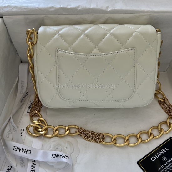 Chanel23a's new high-end handicraft workshop series. Durable sheepskin underarm bag with tassel hardware. This season's bag There are really few people who are interested in it! Not bad, quite versatile, sweet and cool, suitable~Size: 21x15cm, model numbe