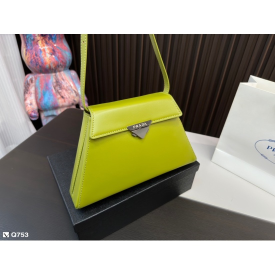 2023.11.06 195 comes with a gift box packaging. The Prada FW 23 new runway model has a very versatile upper body, and the most important thing is the age reducing version. The leather used by many celebrities is relatively delicate and soft, with a very c