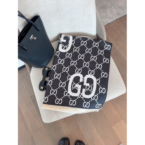 On May 5th, 2023, the Little Red Book became a hit; The new (top-level original) double large G letter interwoven pattern is reinterpreted into a complex jacquard design. This symbol pattern is reinterpreted every season, with a fresh and elegant contrast