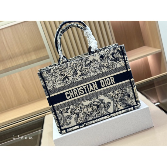 On October 7, 2023, 300 pairs with folding box Dior original fabric jacquard Dior book tote. My favorite shopping bag tote of the year, which I have used the most times, is Baodio. Due to its huge capacity, everything is placed inside, and the concave sha
