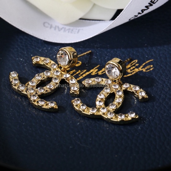 On July 23, 2023, Chanel Chanel's new earrings are a must-have for spring, summer, autumn, and winter. The earrings have a beautiful and trendy design, with simple metal. The entire design is super fond of big brands! The texture is also excellent and loo