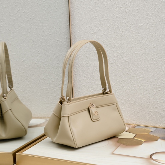 Apricot color spot on July 20, 2023 ‼️ Equipped with a new Key handbag series, Dior perfectly showcases the charm of a retro style. Made of imported calf leather and meticulously crafted, decorated with a unique knob style letter logo buckle, inspired by 