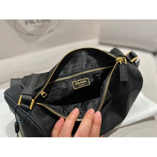 2023.11.06 180 Box Free Size: 27 * 12cm Prada's new vintage underarm canvas bag fell in love with it at first sight. I really like its simple and textured design, and the combination of vintage bags is really cool, retro and high-end!