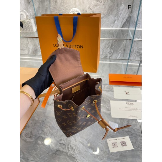 2023.10.1 p190 New! New! The Ilvmontsoiris small backpack has gone up in price again at the counter. It has a small shoulder size, which is very practical and can accommodate all necessary items. It is a practical and fashionable bag for travel, work, wor
