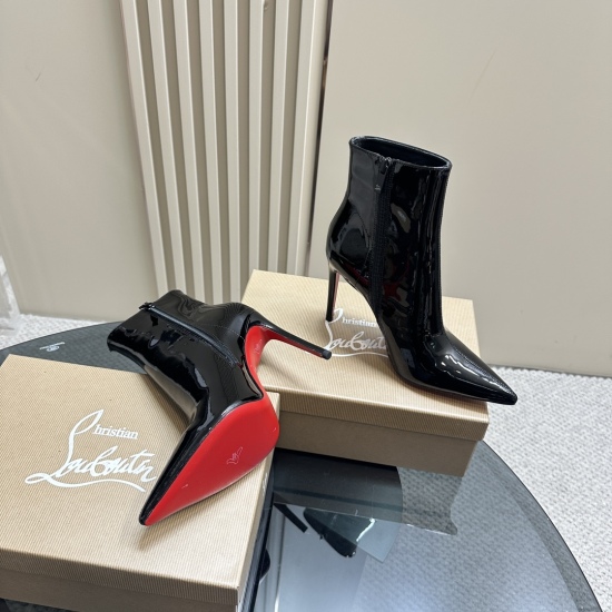 On December 19, 2023, Christian Louboutin Lu Plating CL Red Sole Short Boots are globally limited! Blessings from Las Vegas Inspired by the dazzling neon handmade craftsmanship and exquisite craftsmanship of Las Vegas ❗ Collection level works ❗ Absolutely