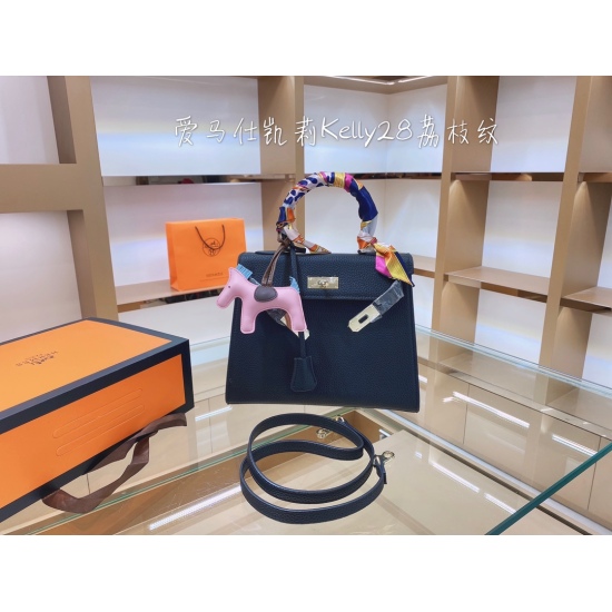 On October 29, 2023, the P200 comes with a box and Hermes Kelly's 280000 year old classic Kelly hands. There's no need to introduce this one anymore! Stamped logo with shoulder strap and pony scarf 28cm