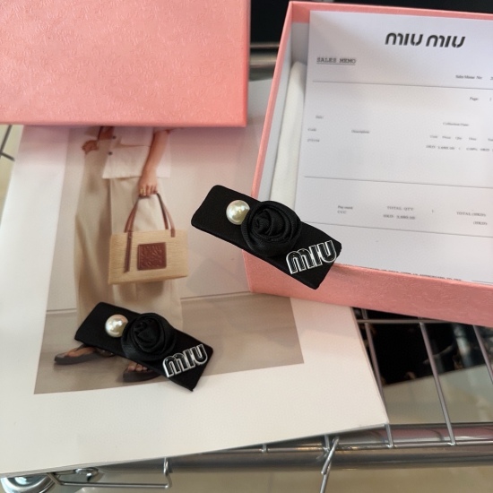 220240401 P 55 ⭐ Star quality ⭐ A pair of stunning miumiu rose edge clips! Little sister becomes a beauty artifact! Absolutely worth buying