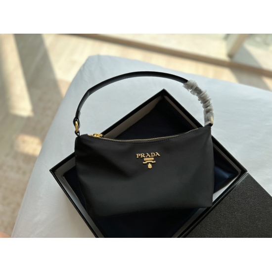 2023.09.03 155 box size: 21 in length, 10 in width, and 14 in height Prada hobo. The medieval underarm foreskin shoulder strap is more retro and firm, adding a casual and simple feel, completely fashionable and versatile!
