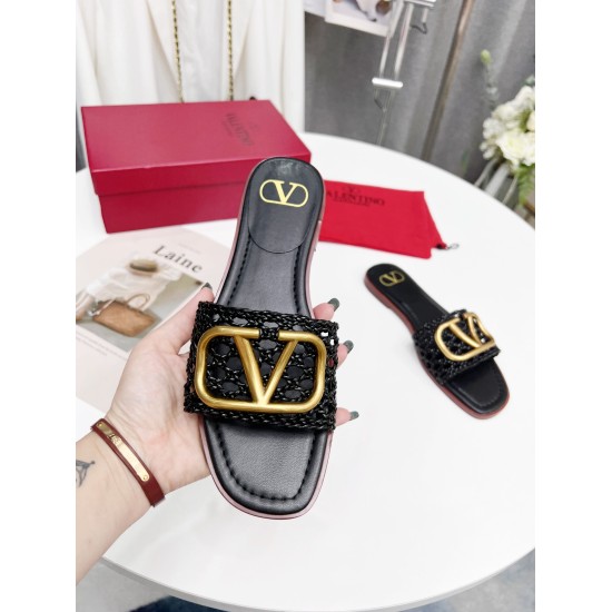 On July 16, 2023, Valentino's latest collection at the 2022 counter features perfect and eye-catching weaving details. The runway series is launched in [strong] [strong] sizes: 35-43 ex factory price