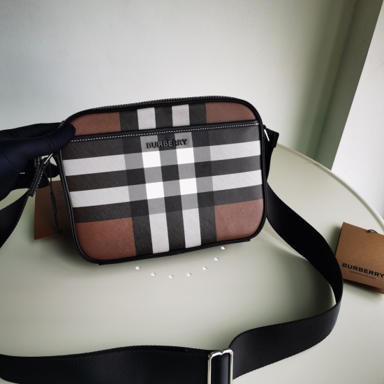 2024.03.09p550 Exquisite diagonal backpack, crafted with Burberry plaid and smooth leather material. The front of this exquisite piece is adorned with Burberry's three-dimensional letter logo, which is 25 x 5 x 18cm. At least 30% of the main materials use