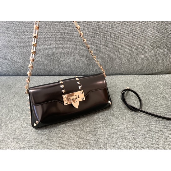 20240316 P1050 (Valentino) new GARAVANI ROCKSTUD calf leather handbag. 0002, portable chains and trims are adorned with iconic rivets. Thanks to the extendable shoulder straps, this bag can be carried on both shoulders and by hand- Platinum plated rivets 