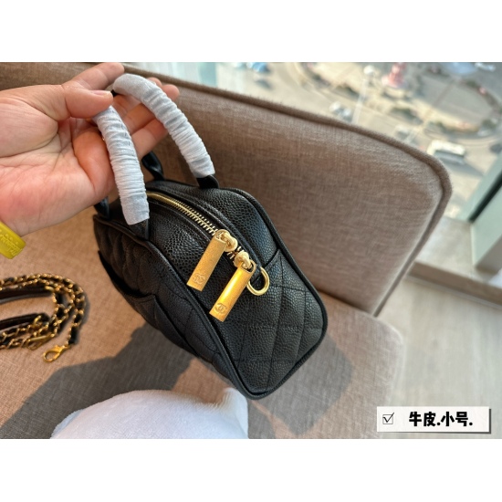 275 box size: 21 * 13cm Chanel vintage bowling bag. This bowling bag is really delicious~It's a very popular vintage change bowling bag recently. It's very fashionable to carry in your hand. ⚠️ Quality of cowhide!