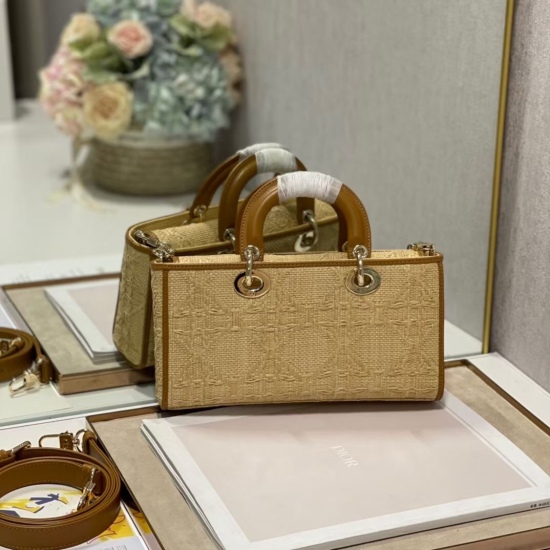 20231126 860 [Dior] The all-new Lady D-Joy horizontal version of the Daifei bag, many people should be attracted by this narrow version of the Daifei bag. The rhythm of the best-selling model, the bag comes with two shoulder straps, one long and one short
