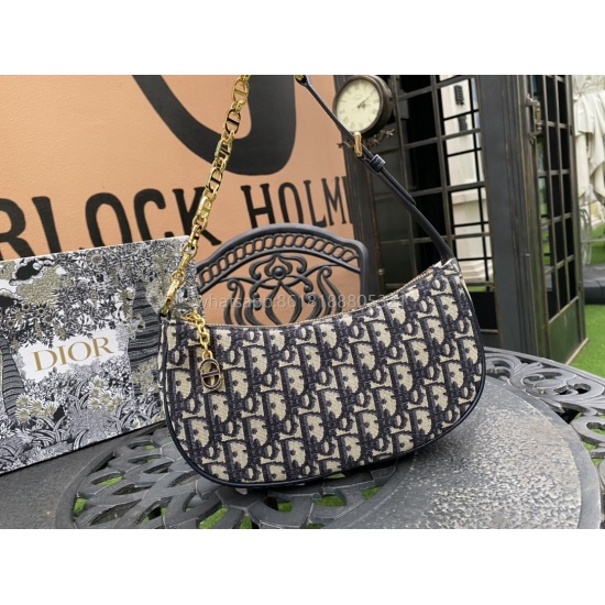 New Underarm Bag ❤️ This CD Lounge handbag is a new summer product from 2023, showcasing Dior's modern and high-end style. Crafted with blue Oblique printed fabric, highlighting Dior's classic pattern. The classic chain is paired with leather, alternating