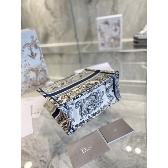 On October 7, 2023, the P250 Small Dior Book Tote is an original work signed by Christian Dior Art Director Maria Grazia Chiuri and has now become a classic of the brand. This small style is designed specifically to accommodate all your daily necessities,