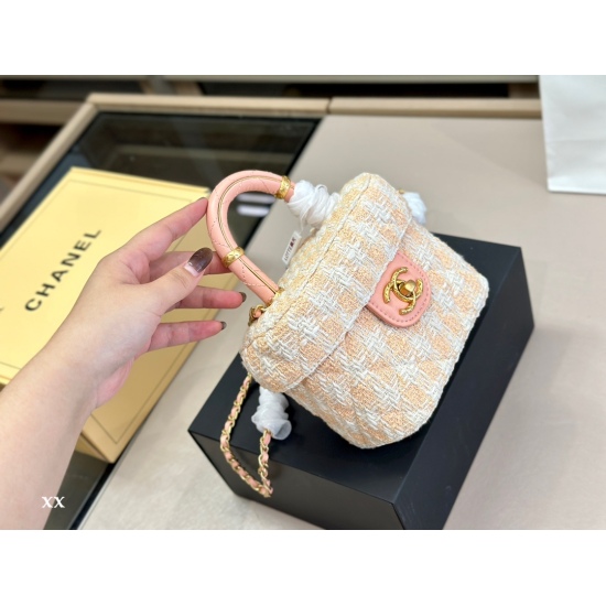 On October 13, 2023, 245 comes with a folding box and an airplane box size of 14.12cm. I really like the new Chanel square box bag! The design of the handle that falls in love at first sight is truly adorable ❤️！ Not too much detail, not too much, just ri