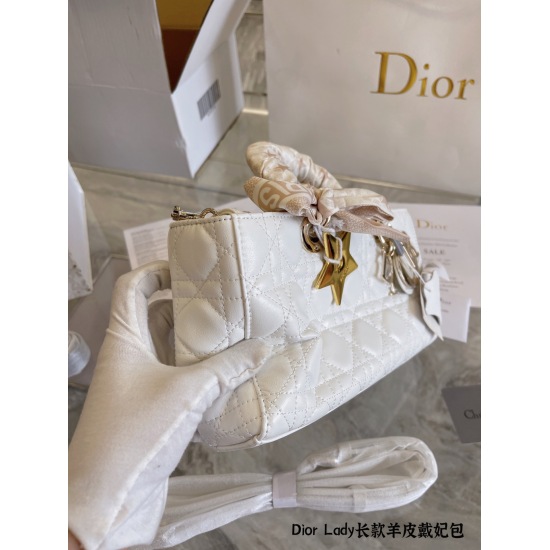On October 7, 2023, the original sheepskin P270 Dior lady's new product, the long Dior brand new D-joy, has a strong return. The rhythm of the popular model is strong, and the bag comes with two shoulder straps, multiple back methods, and the upper body i