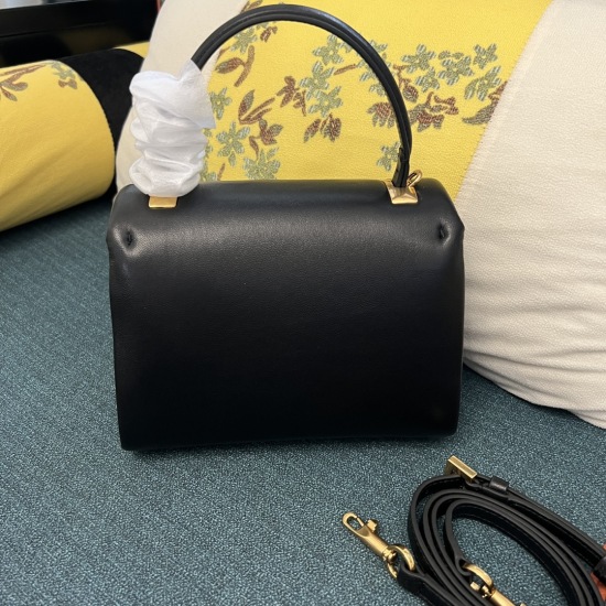 20240316 Original 850 Ancient Gold Buckle Model: 1013ONE STUD Mini Sheepskin Handbag, with a large rivet closure on the front- Thanks to the design of adjustable shoulder straps and handles, this bag can be carried by hand, as well as on the shoulder and 