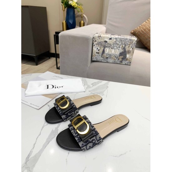 20240414 P180, Dijia's latest model is on the market. Wearing feet is very comfortable, and it is a luxury item loved by famous celebrities. Original hardware buckle mold production. The fabric is made of high-end calf leather with butterfly flowers, pair