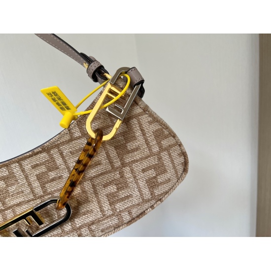 2023.10.26 205 Box size: 30 * 10cm Fendi o 'clock Underarm bag is really beautiful! The metal and tortoiseshell buckle chain is so beautiful that it violates the rules!!!