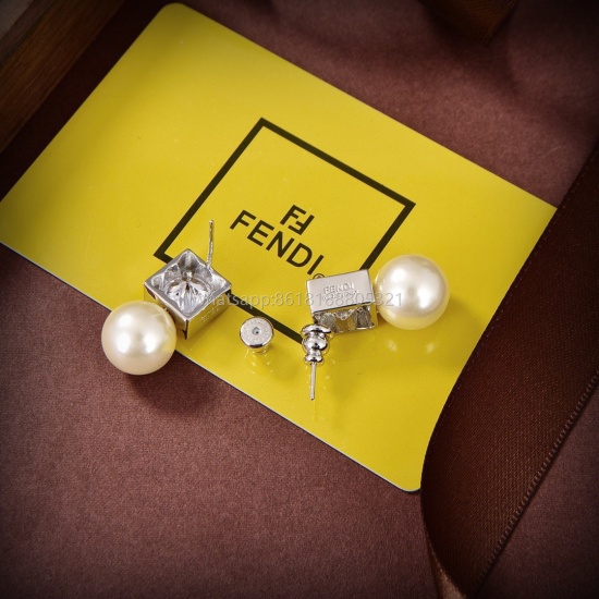 On July 23, 2023, FENDI Fendi logo earrings are a high-end customized hit. The new model is simple, elegant, and gorgeous, making it difficult to see such familiar and elegant earrings. Exquisite and perfect for daily pairing, this is definitely worth joi