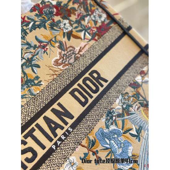 On October 7, 2023, the p330 Dior Book Tote is an original work signed by Christian Dior Art Director Maria Grazia Chiuri and has now become a classic of the brand. This small style is designed specifically to accommodate all your daily necessities, with 