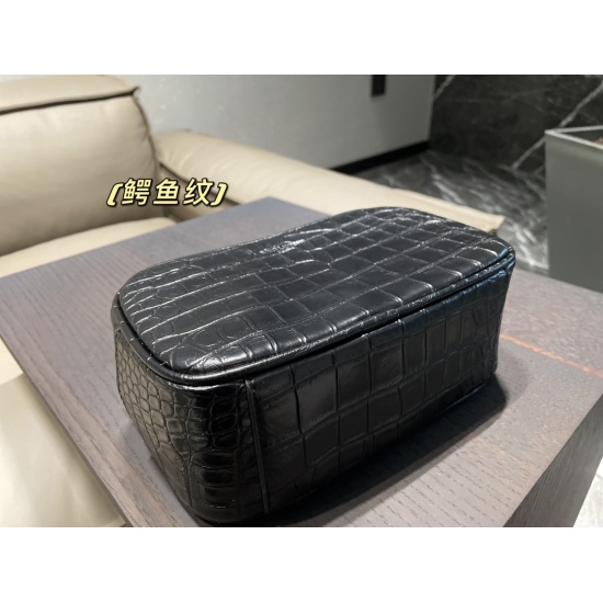 2023.10.18 p190 folding box ⚠️ The size 22.13 Saint Laurent wash bag is easy to use, and now the makeup bag is really a must-have item. Skin care products of all sizes can be stored