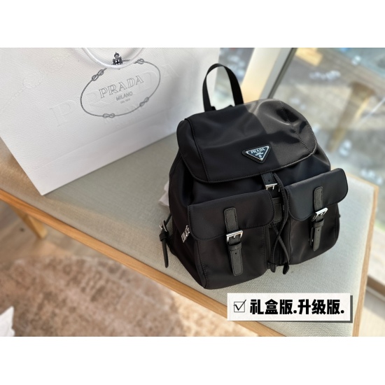 2023.11.06 200 upgraded gift box size: 35 * 30 cm PRAD nylon backpack When it comes to backpacks, I have to recommend the design of this backpack. It's too imaginative! Convenient no need to be absent. It is a practical backpack!!! ⚠️ Mild waterproofing
