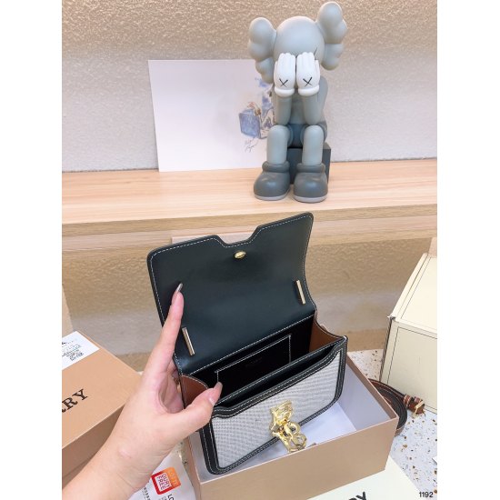 2023.11.17 P185 Gift Box Packaging Burberry Postman Bag~Vintage Plaid Splice~I have been struggling to buy mini or small size before, but upon receiving it, I found the small size to be very suitable and the shoulder strap wouldn't be too long~Moreover, t