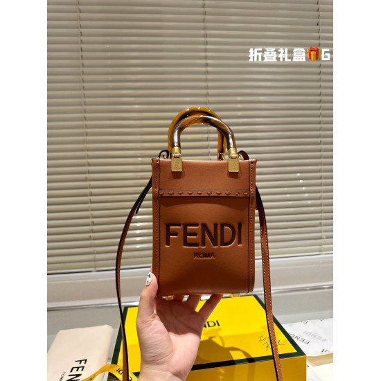 2023.10.26 P220 Gift Box ⚠ The size 13.17 Fendi Fendi score bag should not be underestimated, with a retro style full of elegance and fashion coexisting