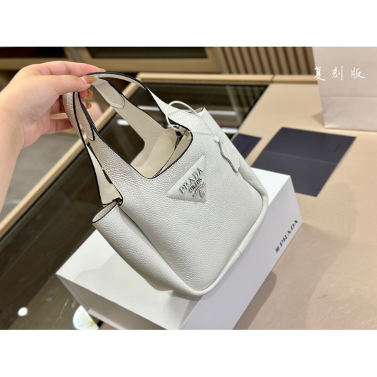 2023.11.06 245 comes with a foldable box size: 19.16cm Prada's popular online shopping basket Prada shopping bag cowhide